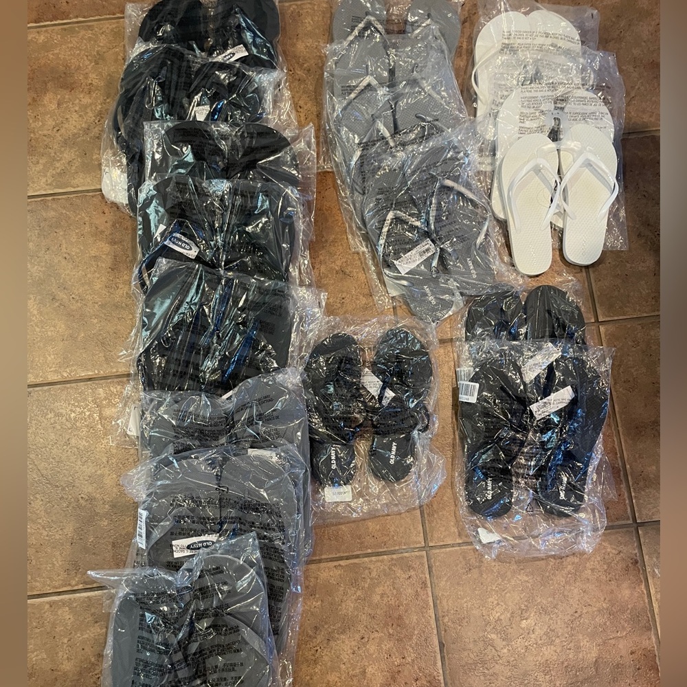 18 pairs of Old Navy flip-flops— Beach Wedding/ Vacation